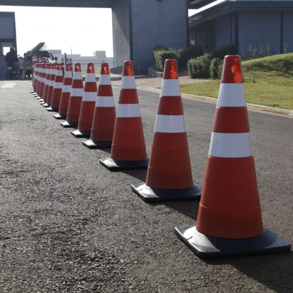 CONE RODOVIA 75CM REFLETIVO BASE BORRACHA - Imagem 4